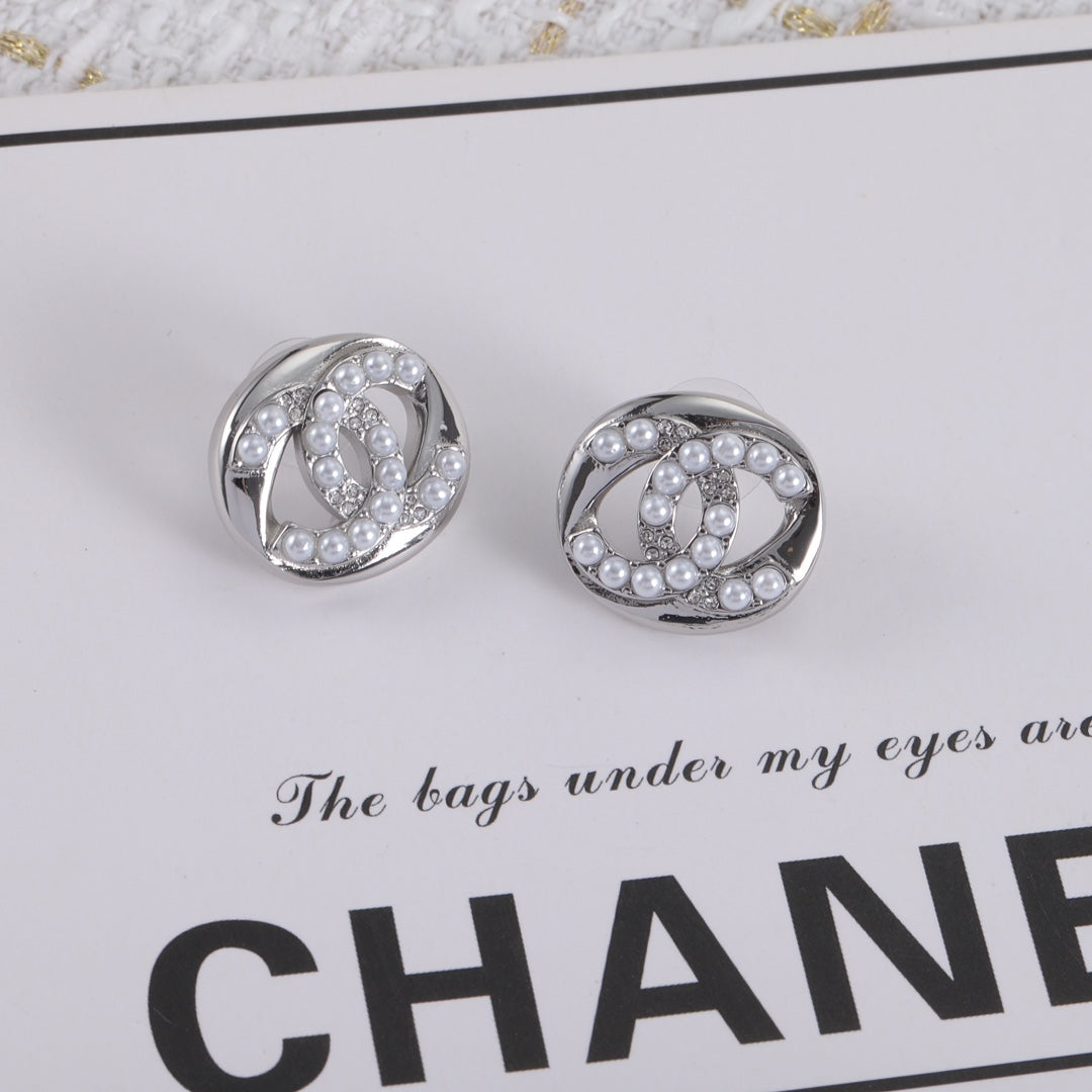 Perlenohrstecker mit Diamanten