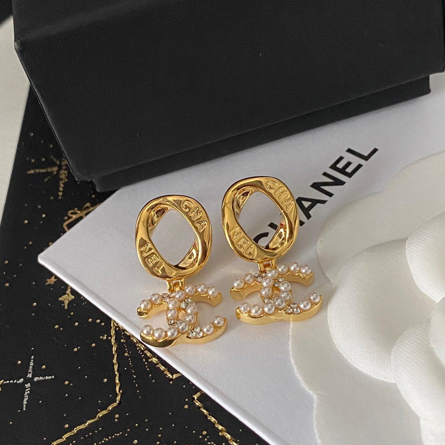 Elegante Ohrringe mit Buchstaben-Hoop-Logo