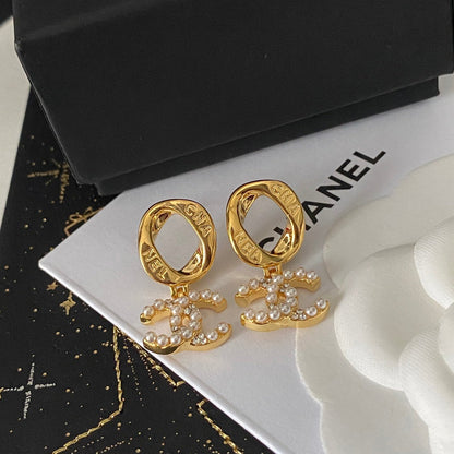 Elegante Ohrringe mit Buchstaben-Hoop-Logo