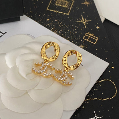 Elegante Ohrringe mit Buchstaben-Hoop-Logo