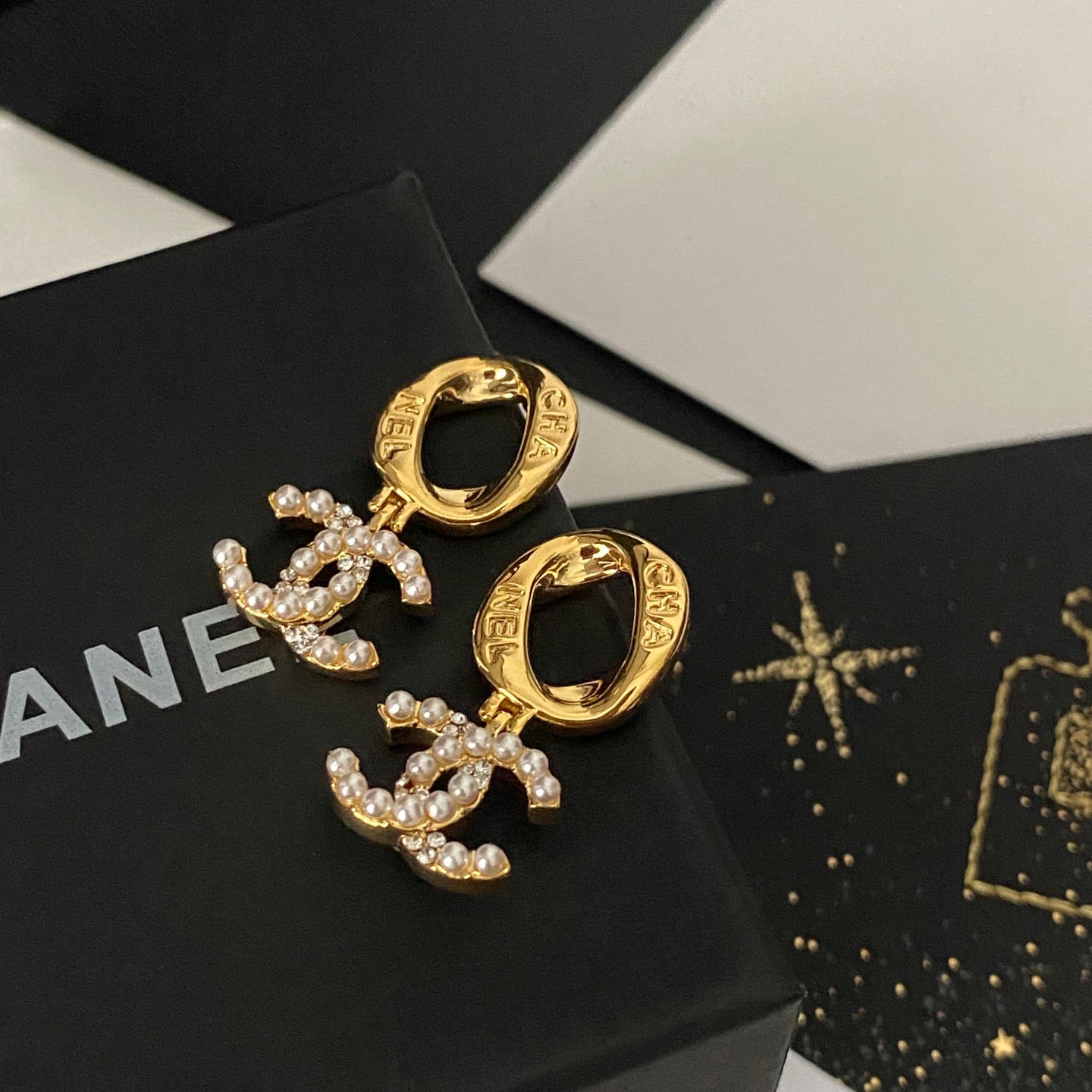 Elegante Ohrringe mit Buchstaben-Hoop-Logo