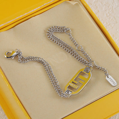 Armband mit ineinandergreifenden F-Kristallen