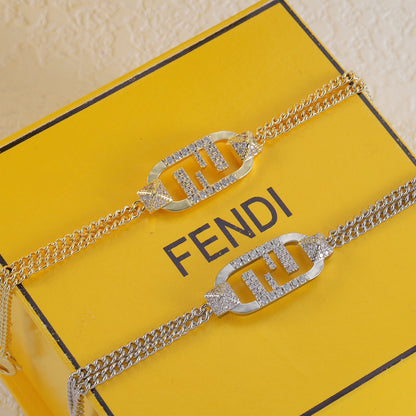 Armband mit ineinandergreifenden F-Kristallen