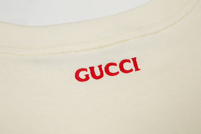 Einfaches besticktes T-Shirt