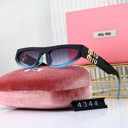 Rechteckige Fashion-Sonnenbrille mit goldfarbenen Logo-Emblemen
