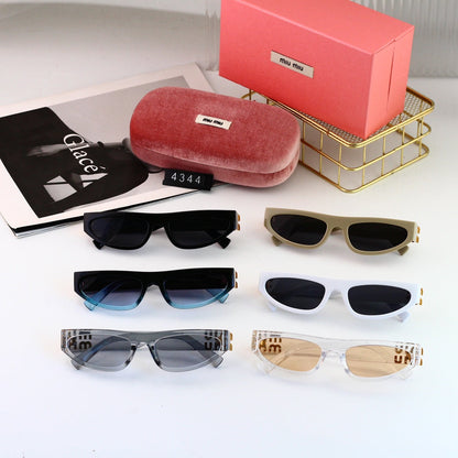 Rechteckige Fashion-Sonnenbrille mit goldfarbenen Logo-Emblemen