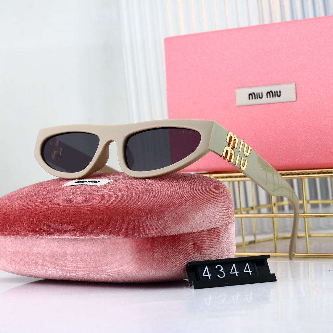 Rechteckige Fashion-Sonnenbrille mit goldfarbenen Logo-Emblemen