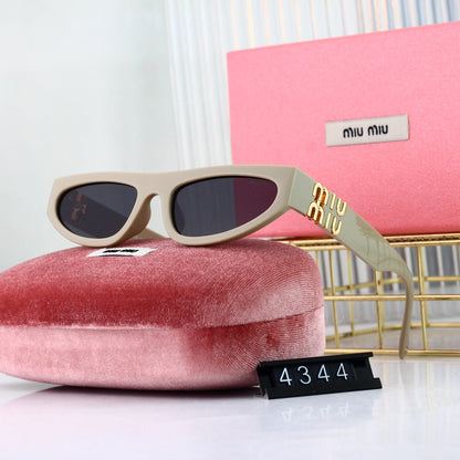 Rechteckige Fashion-Sonnenbrille mit goldfarbenen Logo-Emblemen