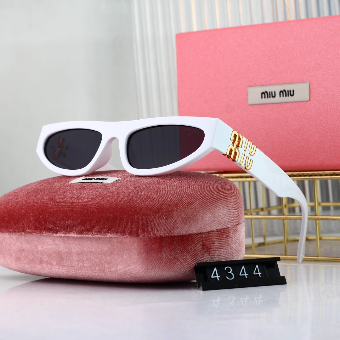 Rechteckige Fashion-Sonnenbrille mit goldfarbenen Logo-Emblemen