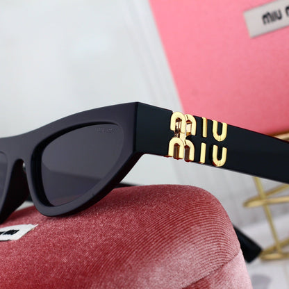 Rechteckige Fashion-Sonnenbrille mit goldfarbenen Logo-Emblemen