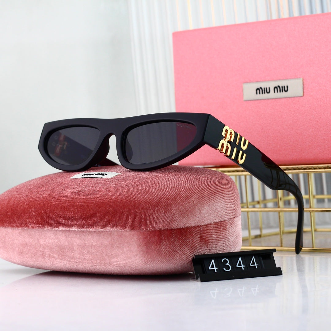 Rechteckige Fashion-Sonnenbrille mit goldfarbenen Logo-Emblemen
