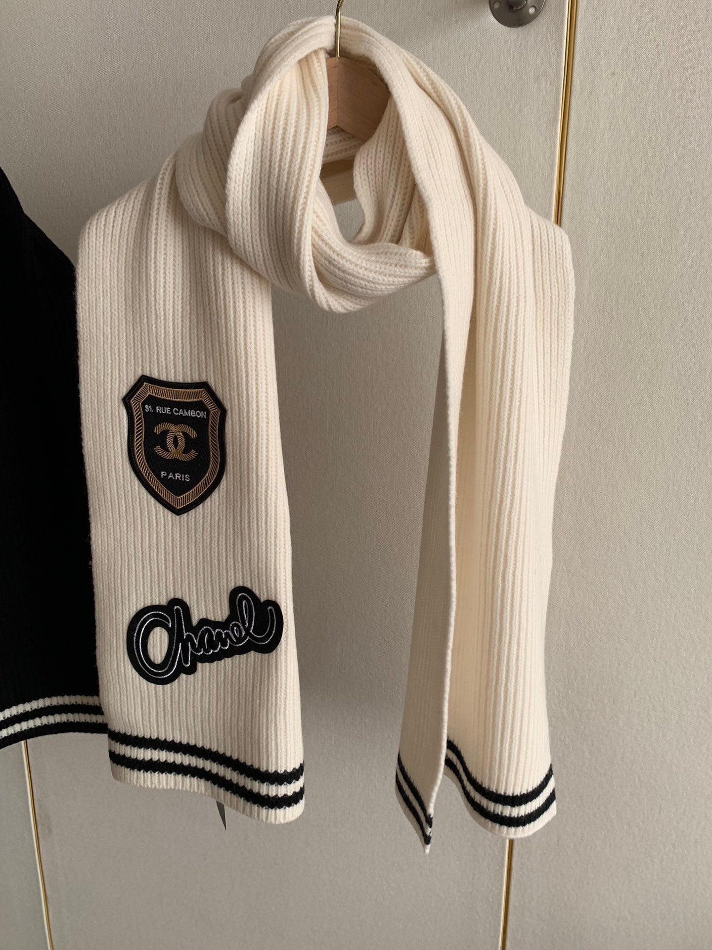 Strickschal mit aufgesticktem Preppy-Badge