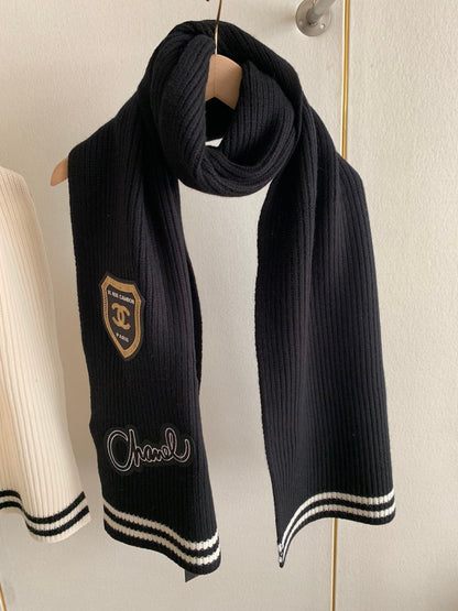Strickschal mit aufgesticktem Preppy-Badge