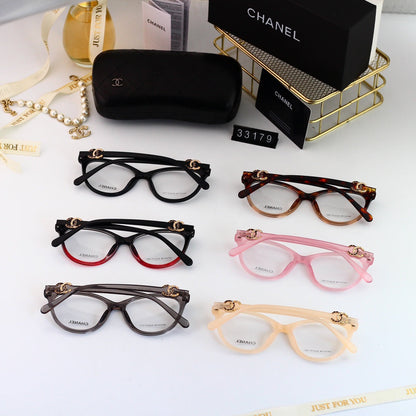 Cat-Eye-Metallbrille mit Diamant-Logo