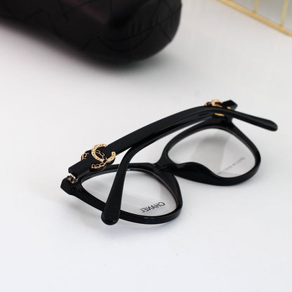 Cat-Eye-Metallbrille mit Diamant-Logo