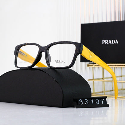 Klassische quadratische Brille mit Dreieckslogo