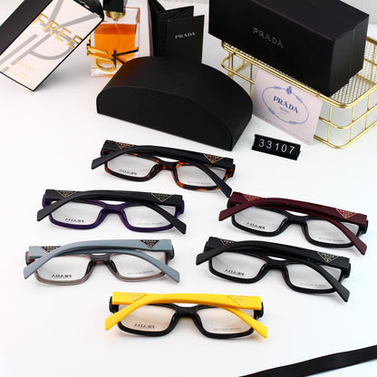 Klassische quadratische Brille mit Dreieckslogo