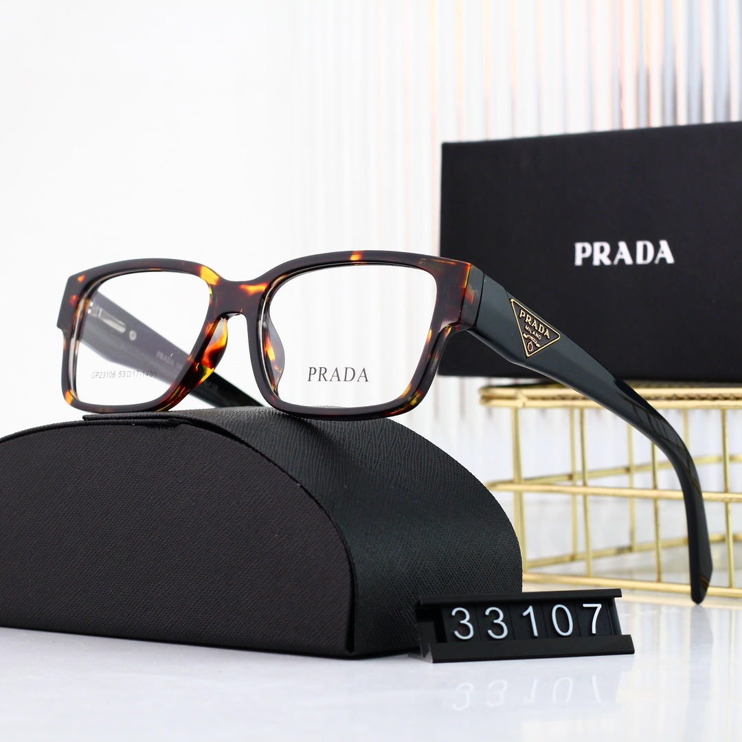 Klassische quadratische Brille mit Dreieckslogo