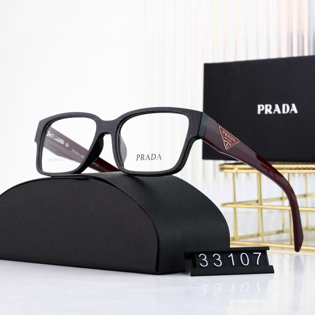 Klassische quadratische Brille mit Dreieckslogo