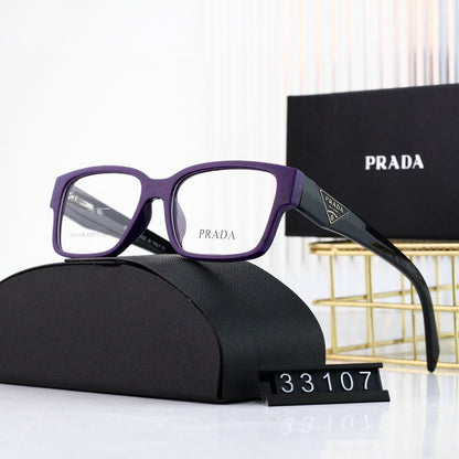Klassische quadratische Brille mit Dreieckslogo