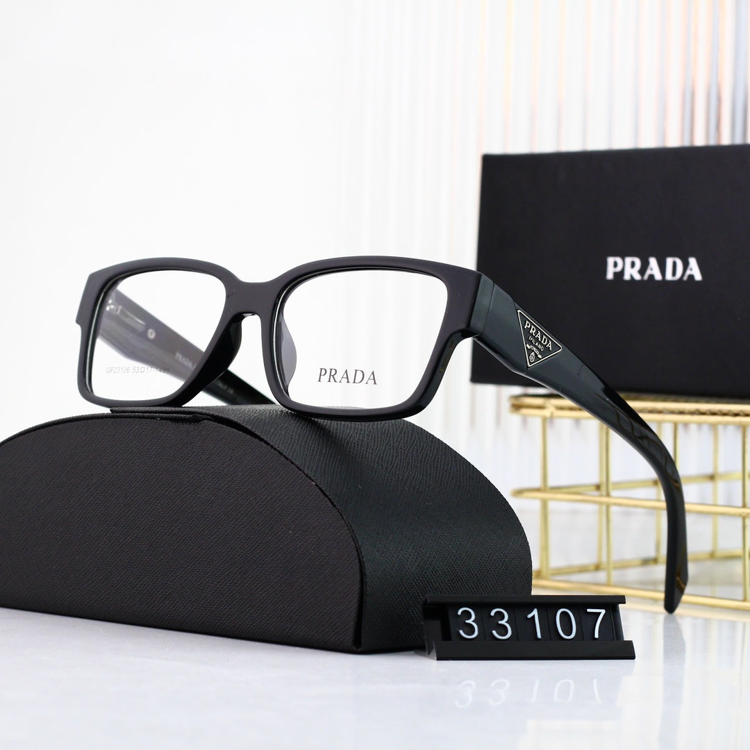 Klassische quadratische Brille mit Dreieckslogo