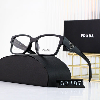 Klassische quadratische Brille mit Dreieckslogo