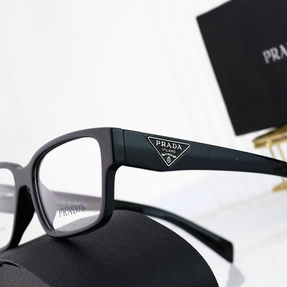 Klassische quadratische Brille mit Dreieckslogo