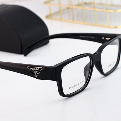 Klassische quadratische Brille mit Dreieckslogo