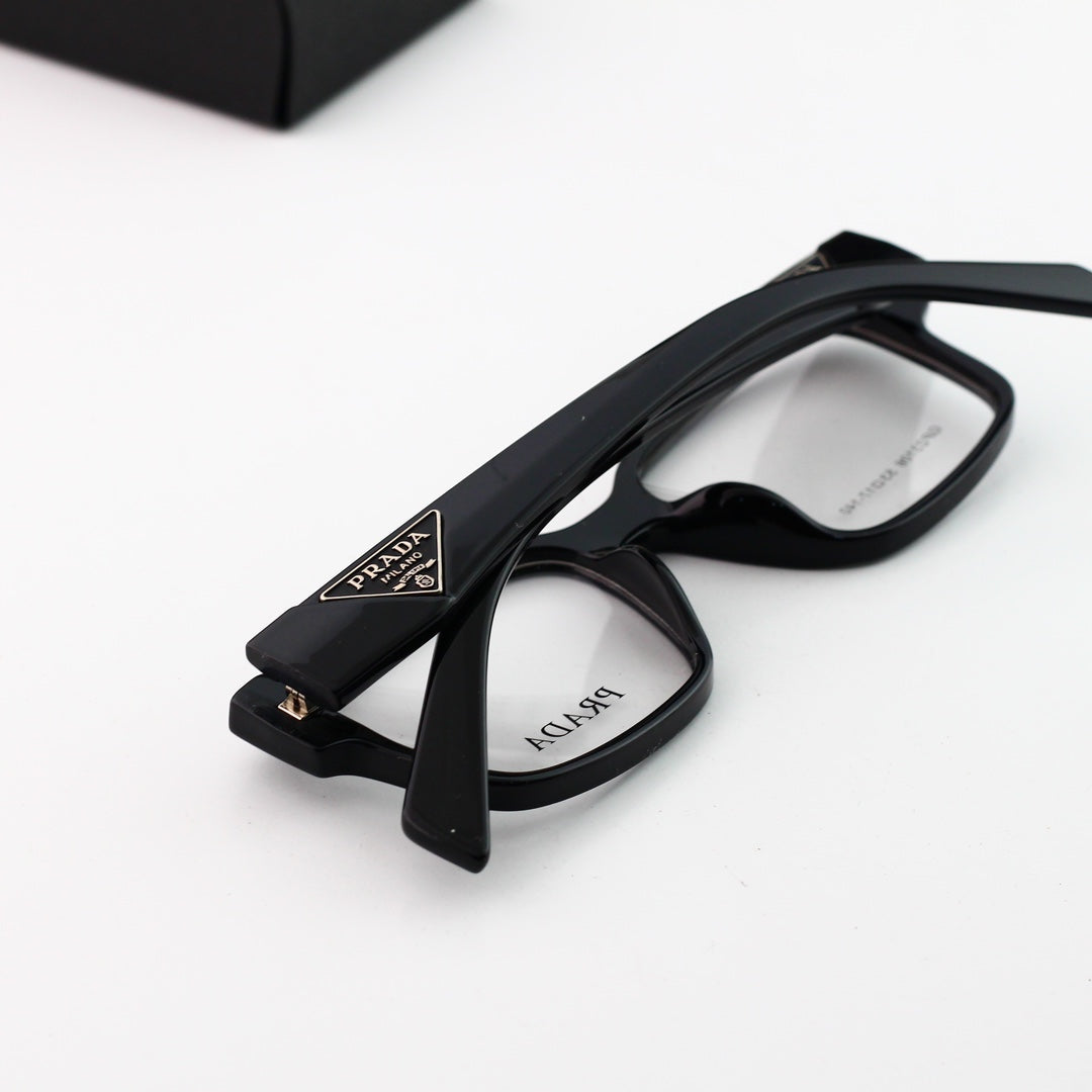Klassische quadratische Brille mit Dreieckslogo