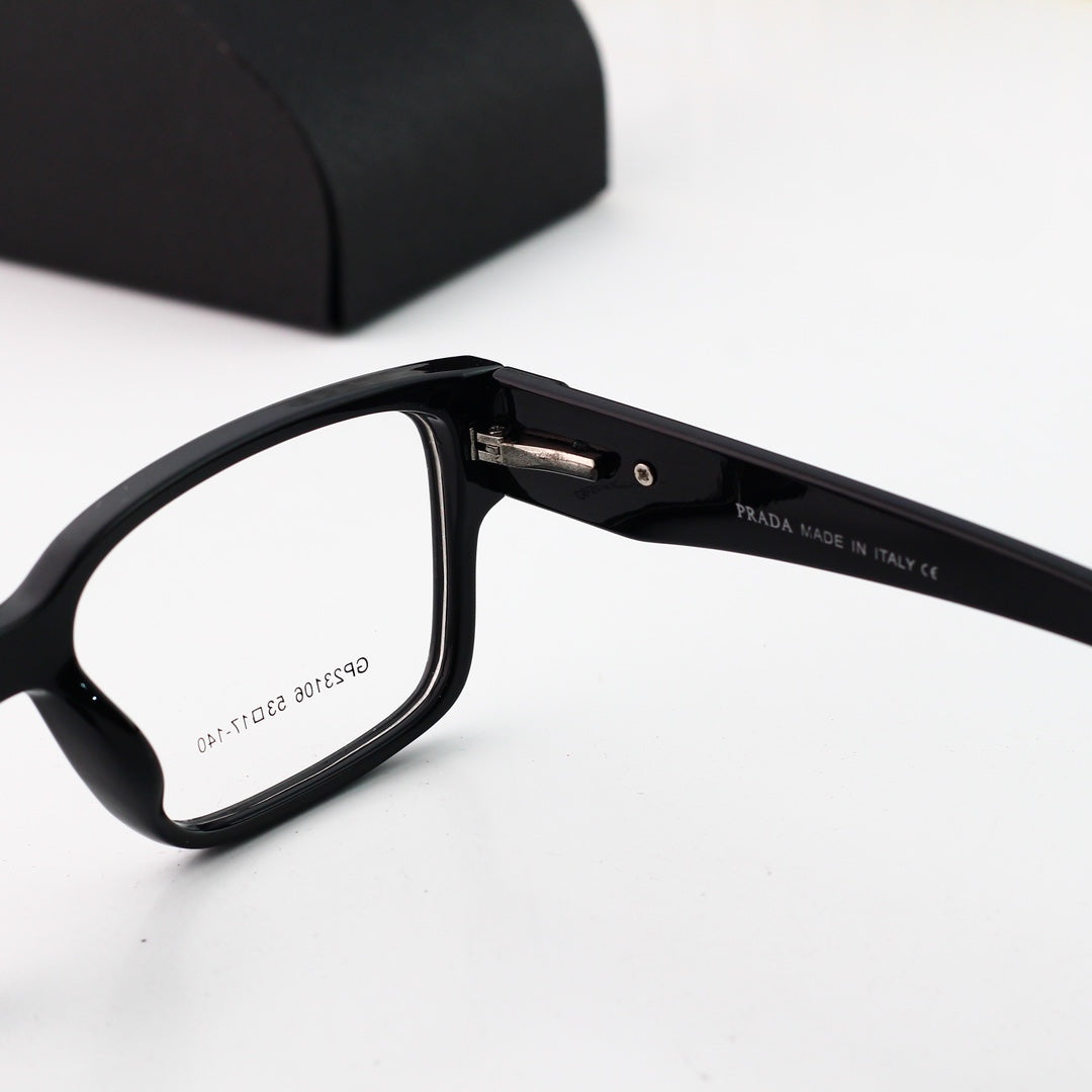 Klassische quadratische Brille mit Dreieckslogo