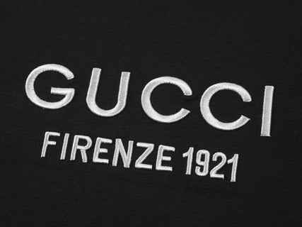 Besticktes T-Shirt