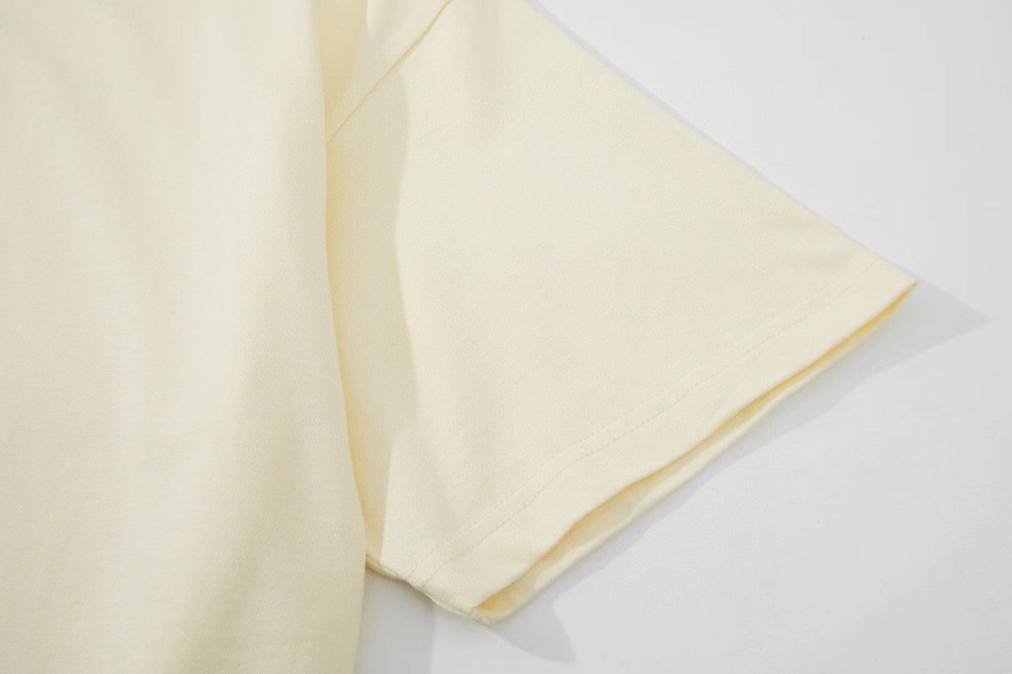 Modisches bedrucktes T-Shirt