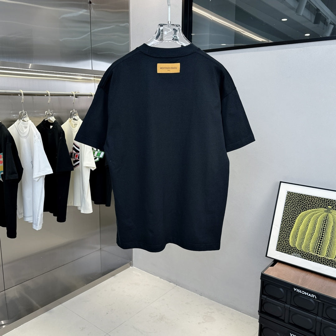 T-Shirt mit Graffiti-Buchstaben-Muster