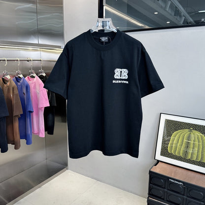 T-Shirt mit doppelter Invertierter-B-Buchstaben-Grafik
