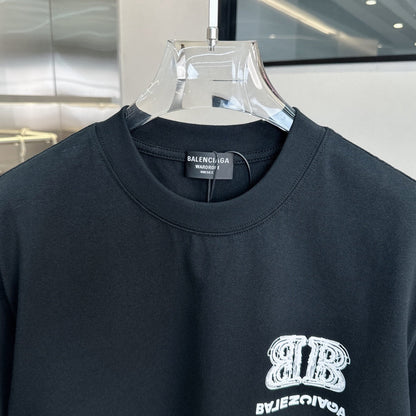 T-Shirt mit doppelter Invertierter-B-Buchstaben-Grafik
