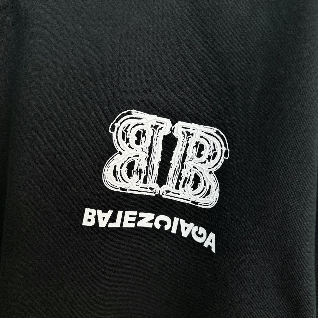 T-Shirt mit doppelter Invertierter-B-Buchstaben-Grafik