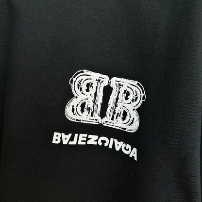 T-Shirt mit doppelter Invertierter-B-Buchstaben-Grafik