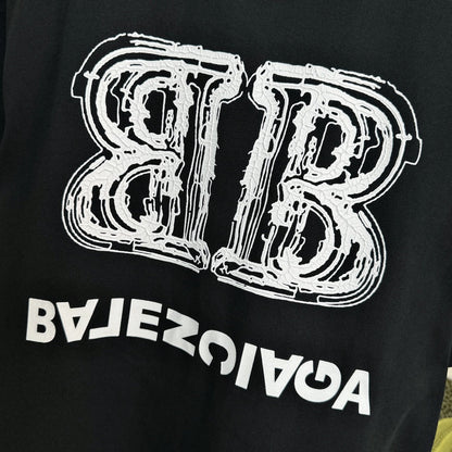 T-Shirt mit doppelter Invertierter-B-Buchstaben-Grafik