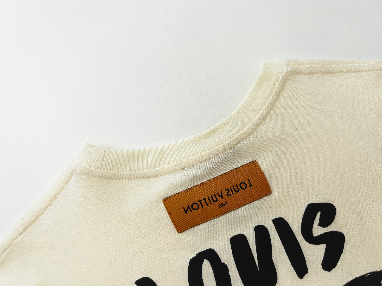 Klassisches T-Shirt mit Print auf Vorder- und Rückseite